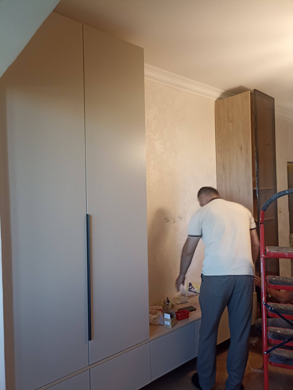 Fərdi Sifarişlə Hazırlanmış TV Stand — Gri + Meşə + Venge - Levent Mebel