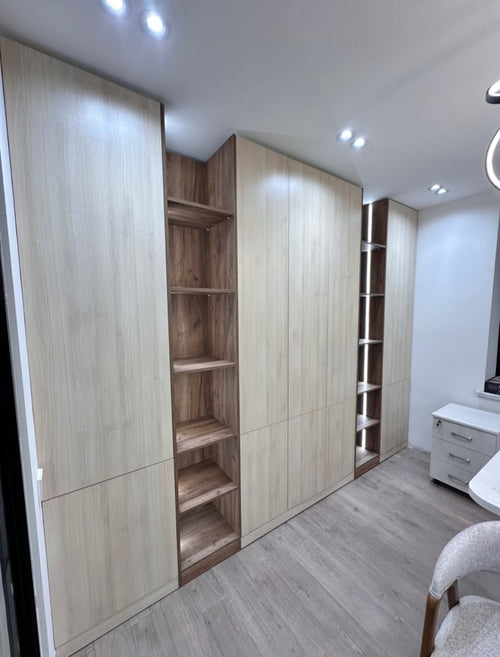 Açıq Rəfli Paltar Dolabı