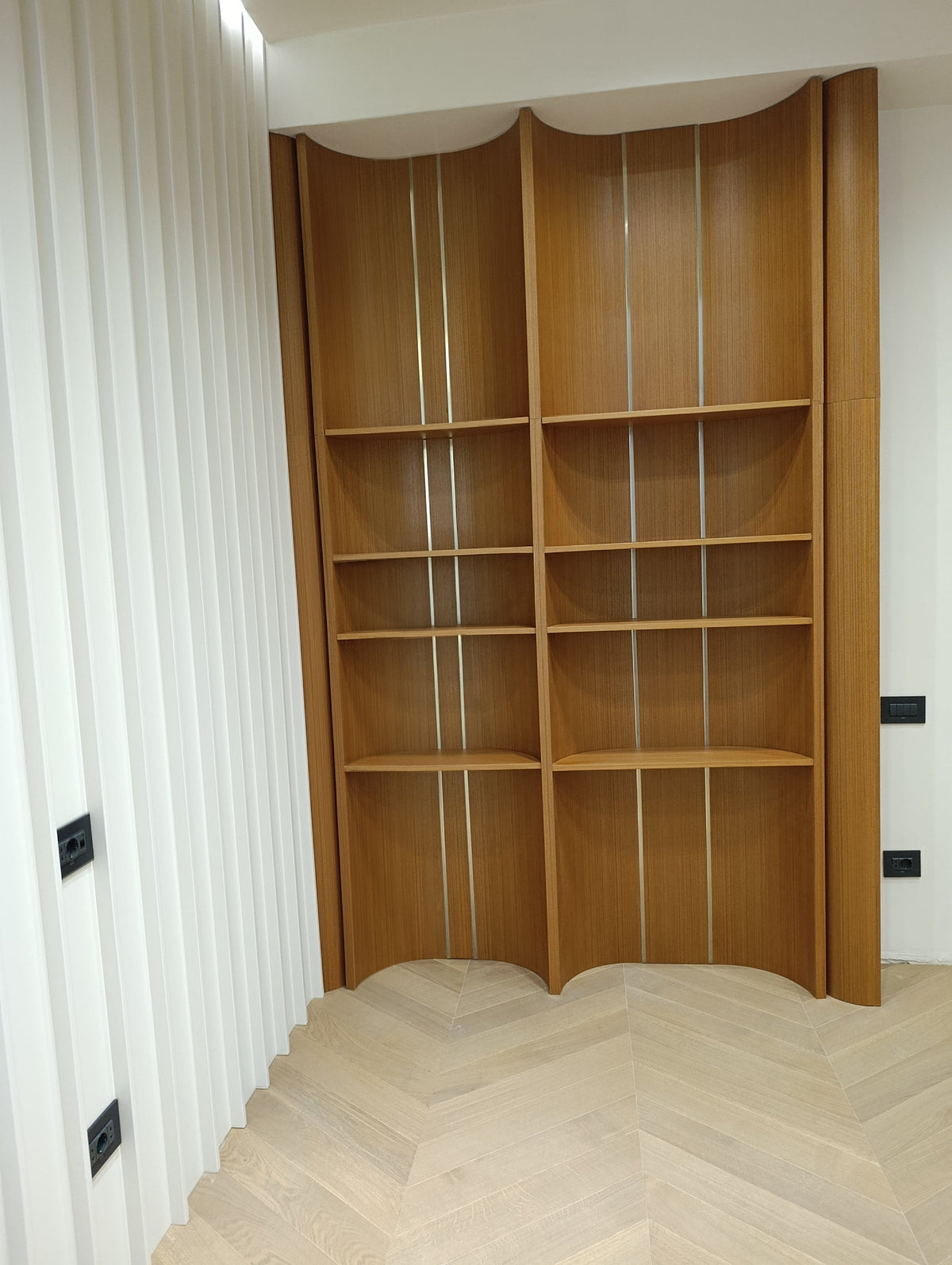 Dalğavari kənarlı açıq kitab rəfi – Levent Mebel