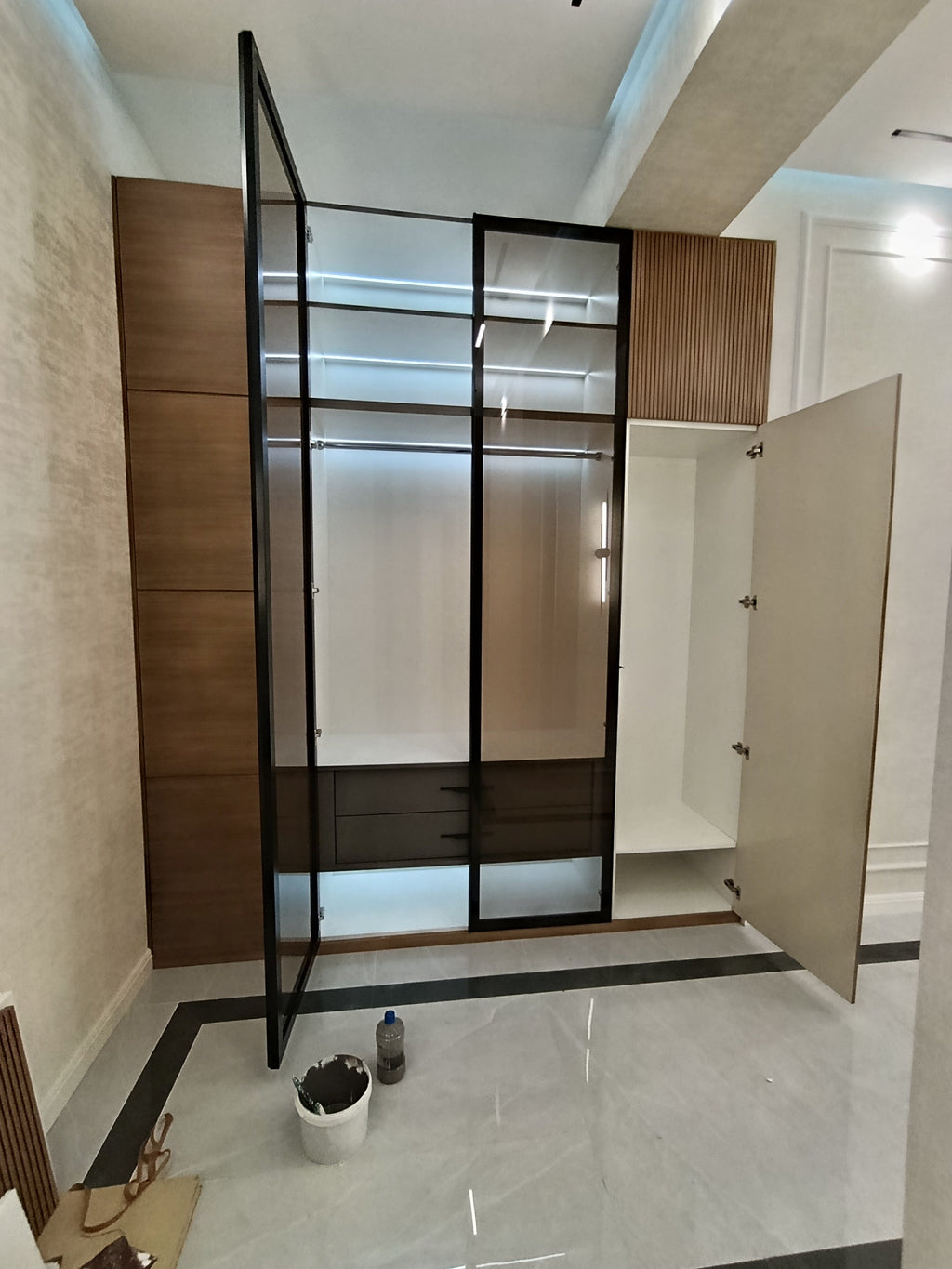 Şüşə Qapılı Paltar Dolabı – LED İşıqlı | Levent Mebel - Levent Mebel