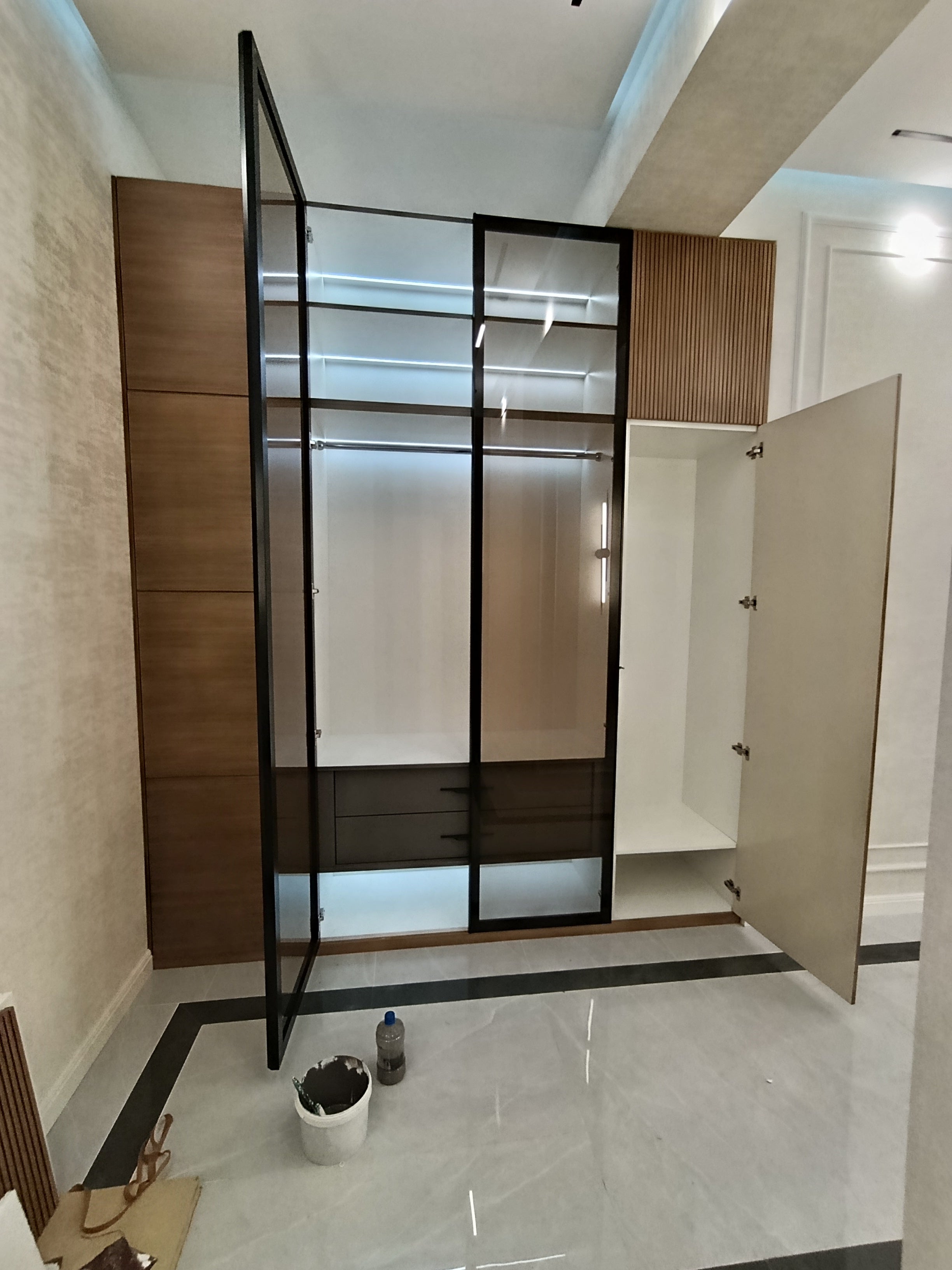 Şüşə Qapılı Paltar Dolabı – LED İşıqlı | Levent Mebel - Levent Mebel