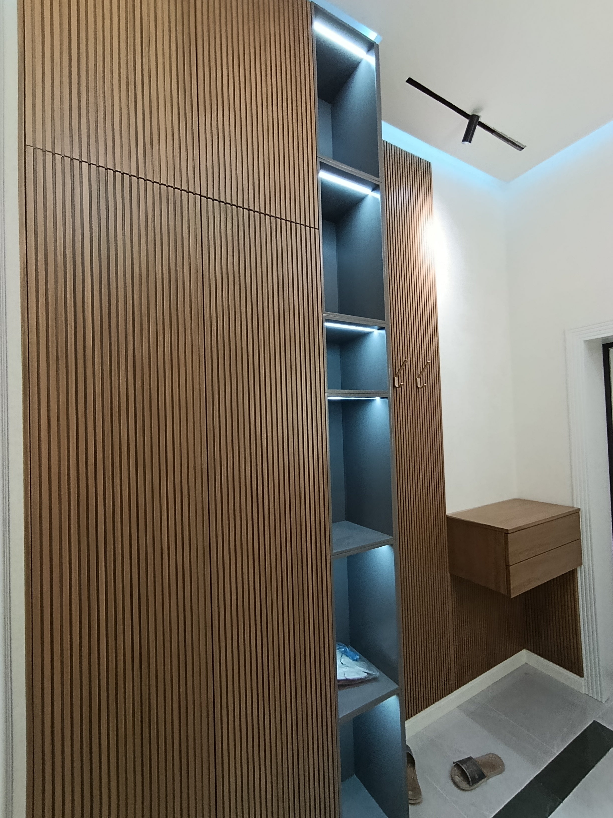Şüşə Qapılı Paltar Dolabı – LED İşıqlı | Levent Mebel - Levent Mebel