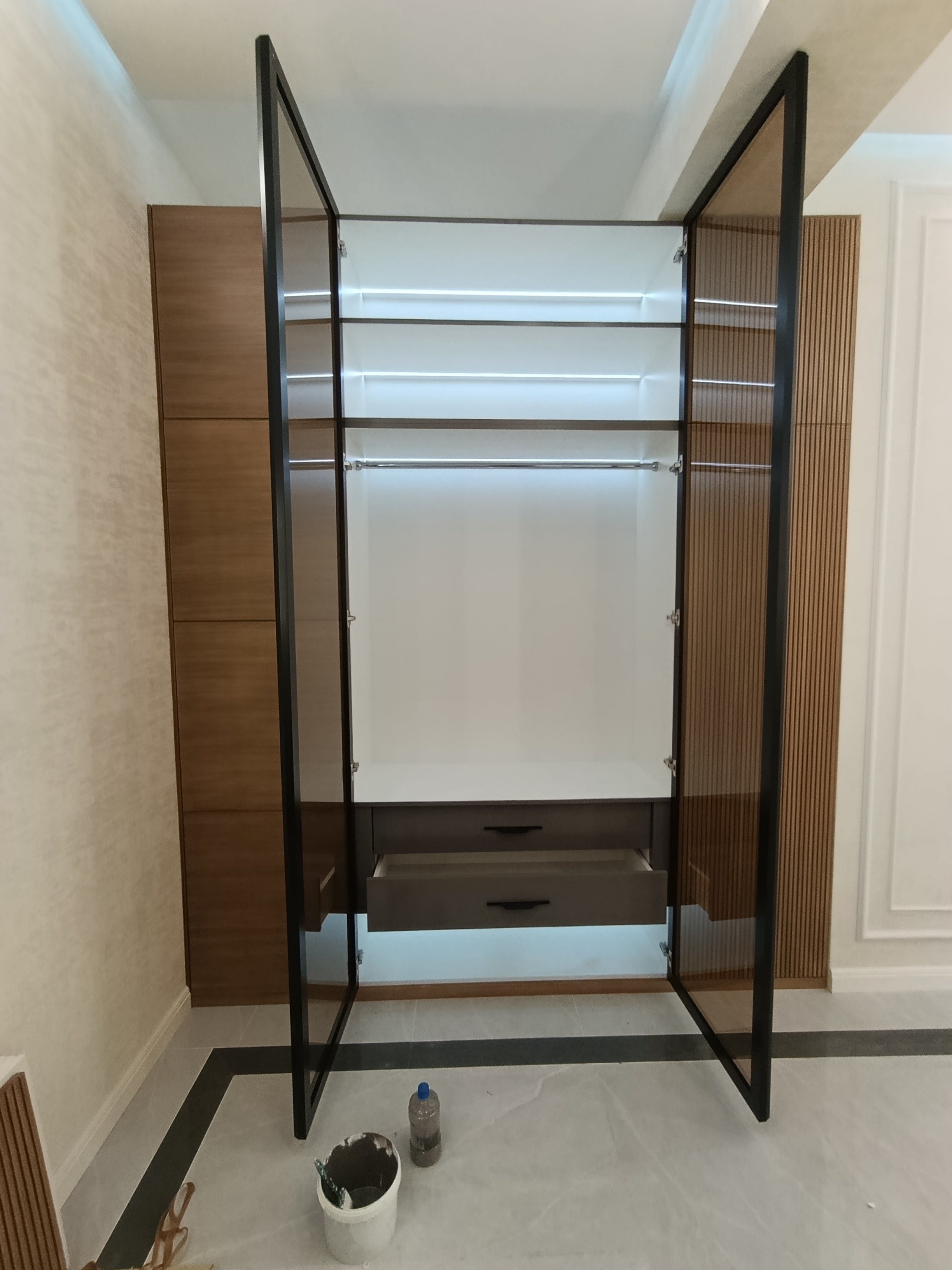 Şüşə Qapılı Paltar Dolabı – LED İşıqlı | Levent Mebel - Levent Mebel