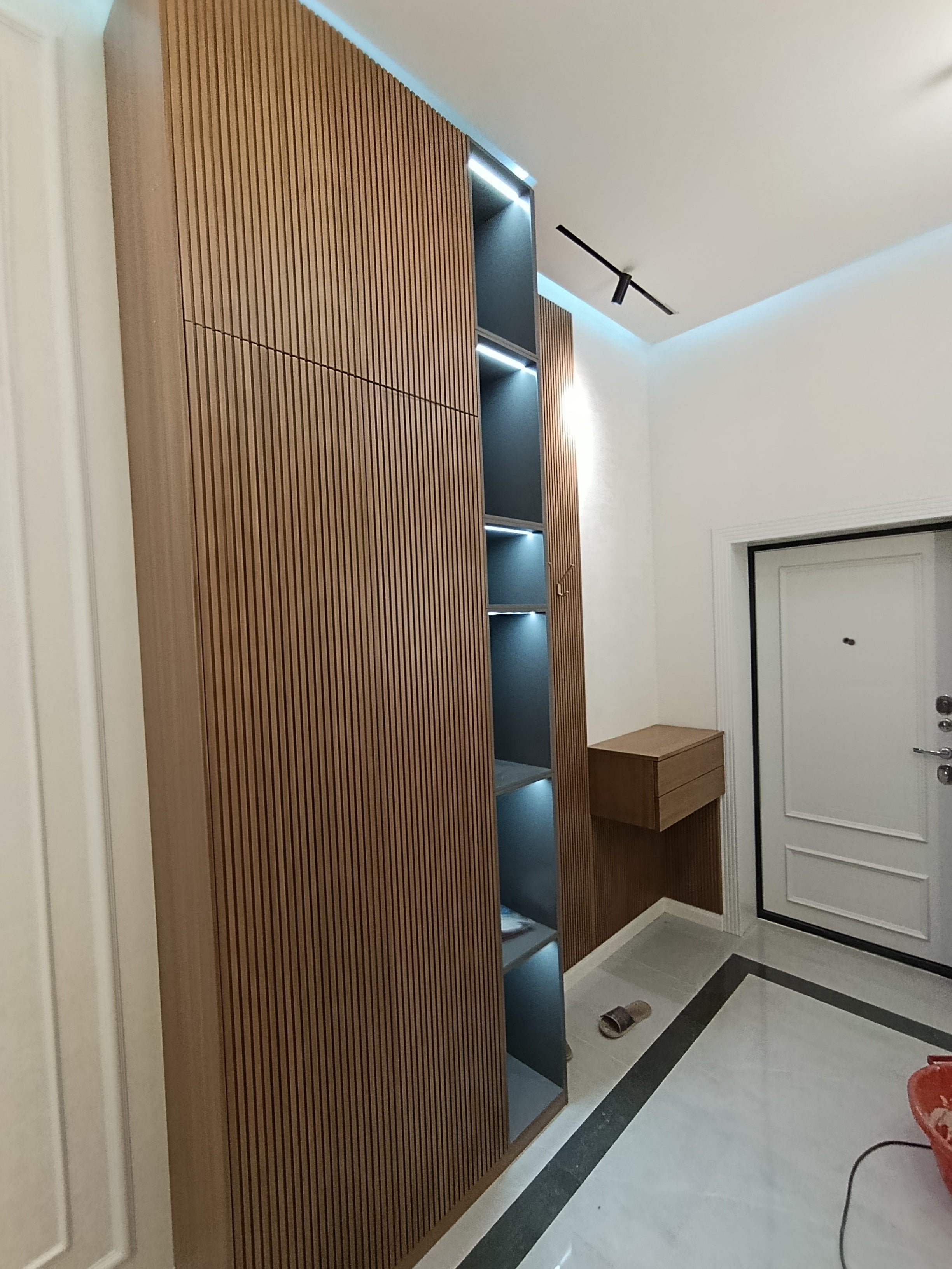 Şüşə Qapılı Paltar Dolabı – LED İşıqlı | Levent Mebel - Levent Mebel